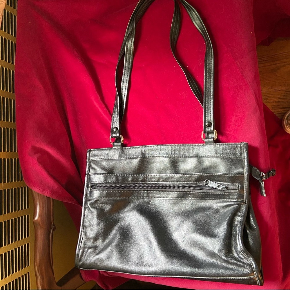 Laura Adams vintage leather purse that’s Hungry enough to hold everything! Clean